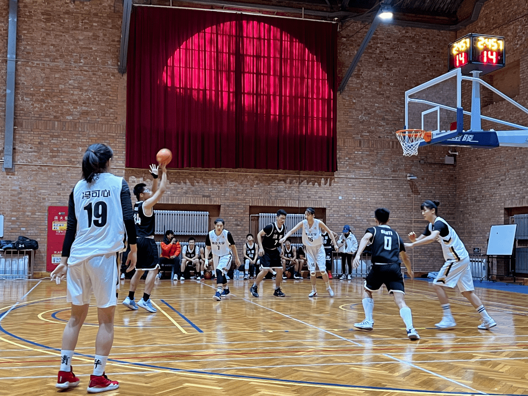 葡萄牙体育训练开放日；清晨内部沟通引欢呼；NBA常规赛在即；训练强度明显提升的简单介绍